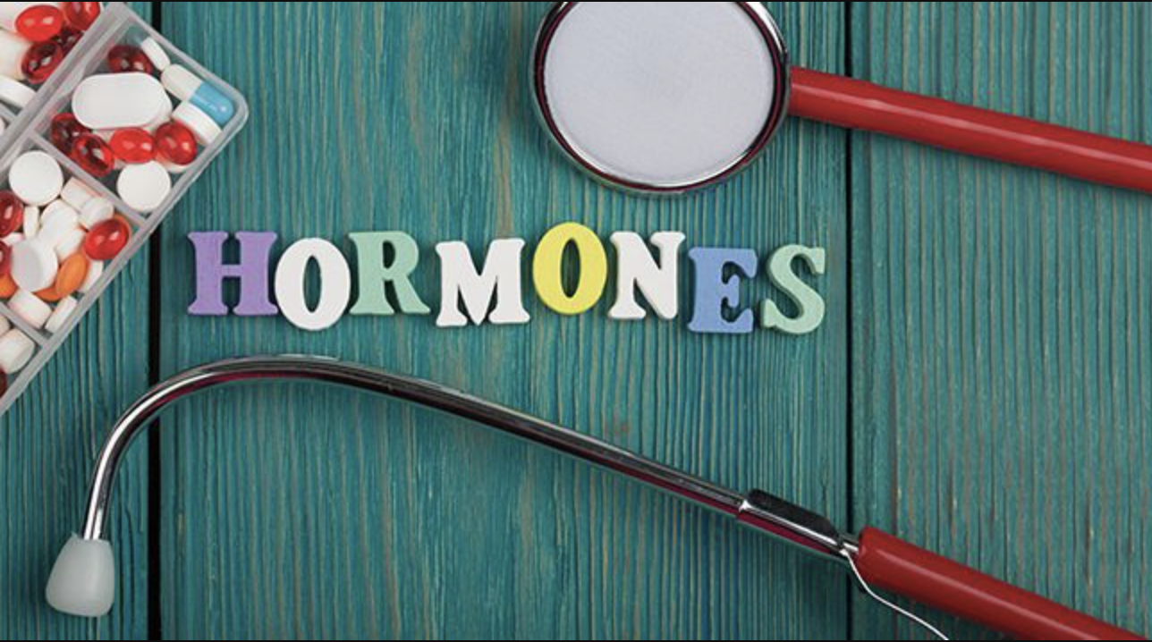 Женщина, символизирующая гормональное здоровье после 30 лет