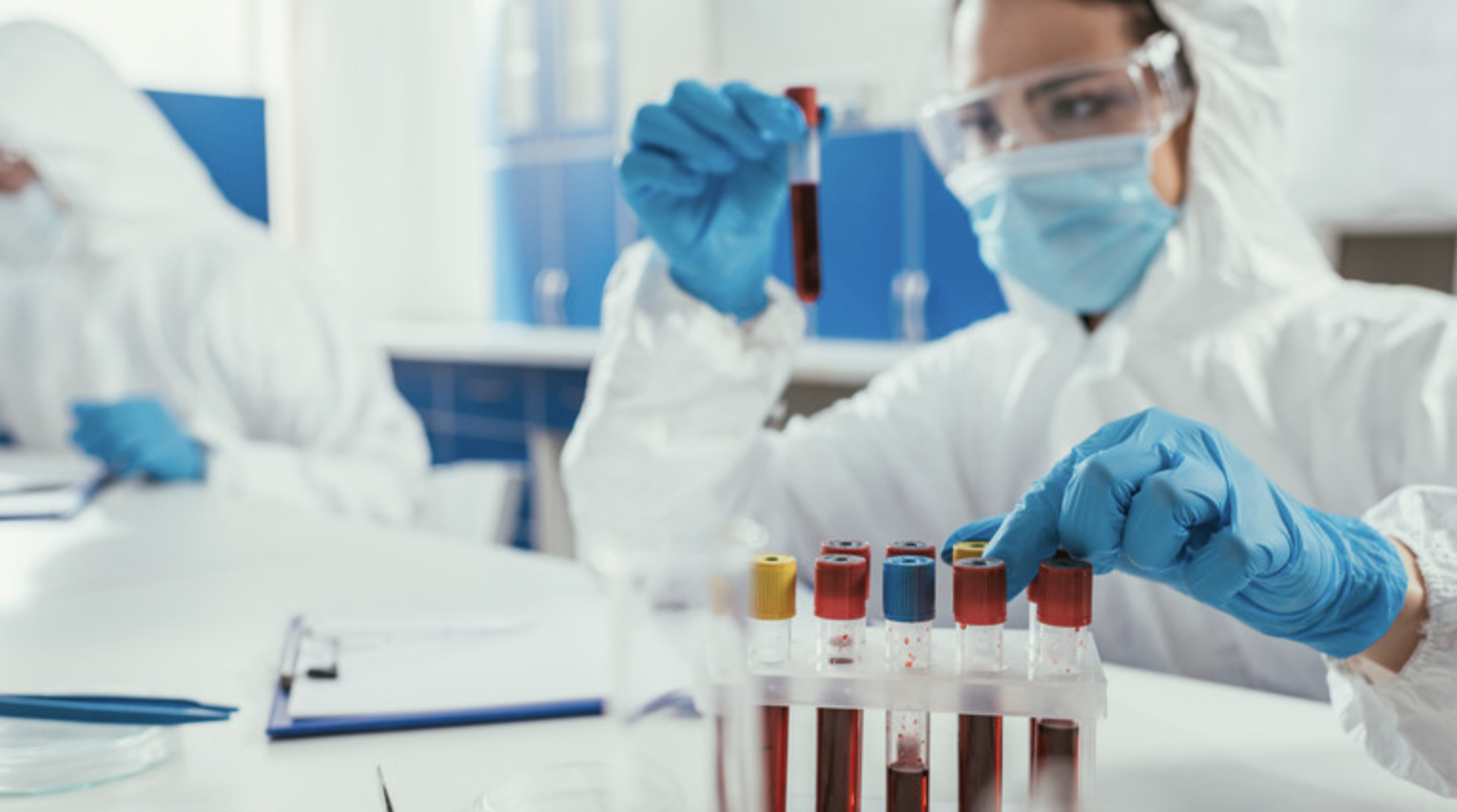 Ученый в лаборатории работает с образцами ДНК