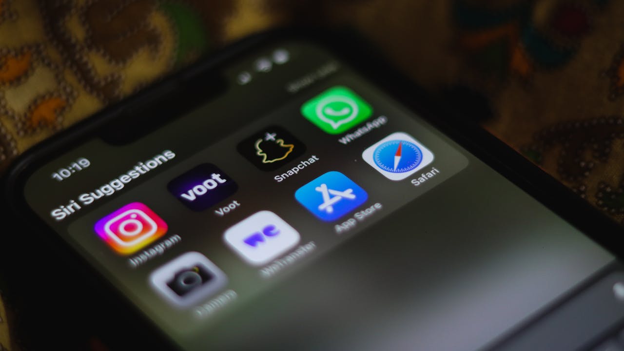 Человек использует смартфон с иконкой замка на экране.